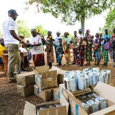 UNICEF WFP staff distributing food to vulnerable people in Northeast Nigeria.
